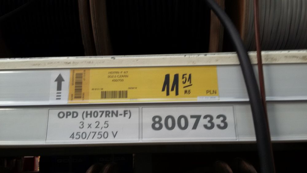 Gruby i długi przedłużacz budowlany 3x2,5 z 3 -gniazdami po 16A każde.