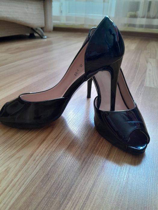 Туфли  лаковые  новые (цена договорная )