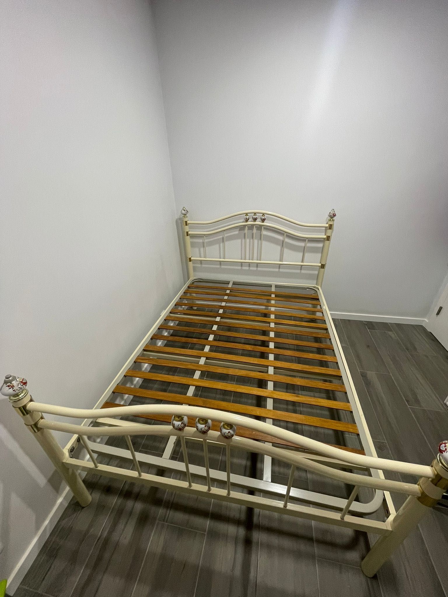 Cama de Casal em Ferro + Estrado (1,40m x 1,90m)