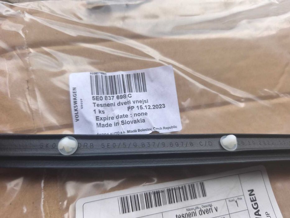 Uszczelka zewnętrzna drzwi skoda  octavia III przód prawy 5E0/837/698