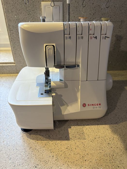 Maquina de costura corta e cose Singer