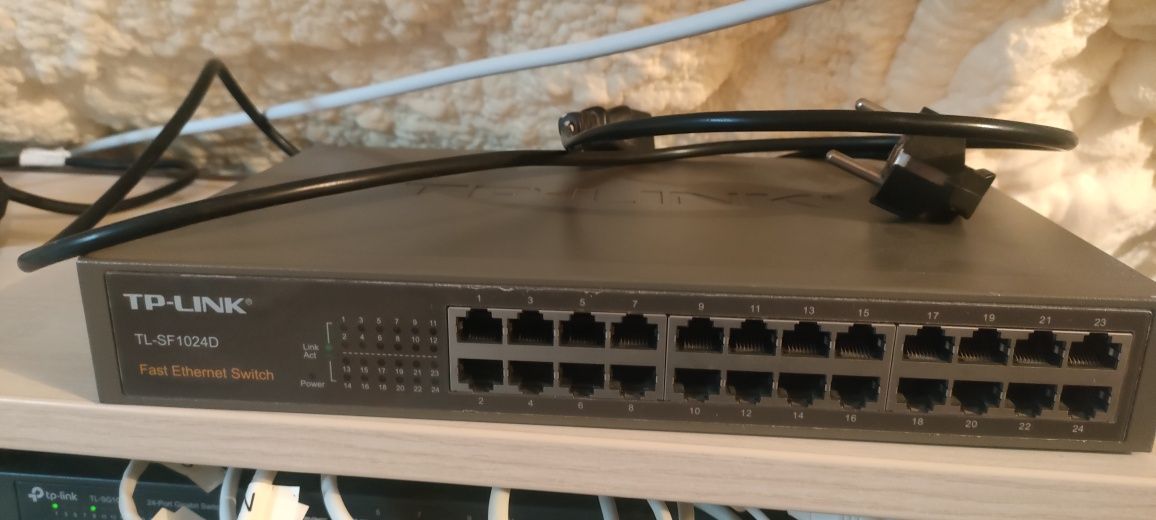 Switch TP-LINK 24 port TL-SF1024d