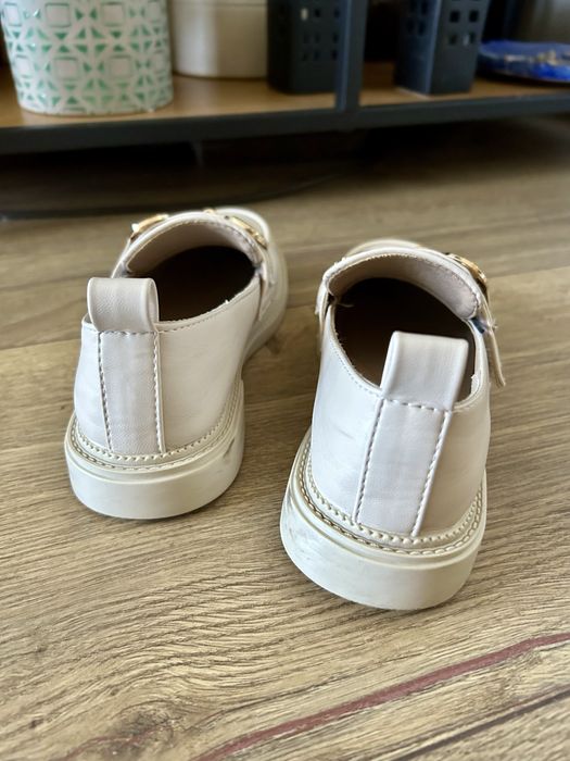 Mokasyny trzewiki beżowe ze złotymi elementami rozmiar 33