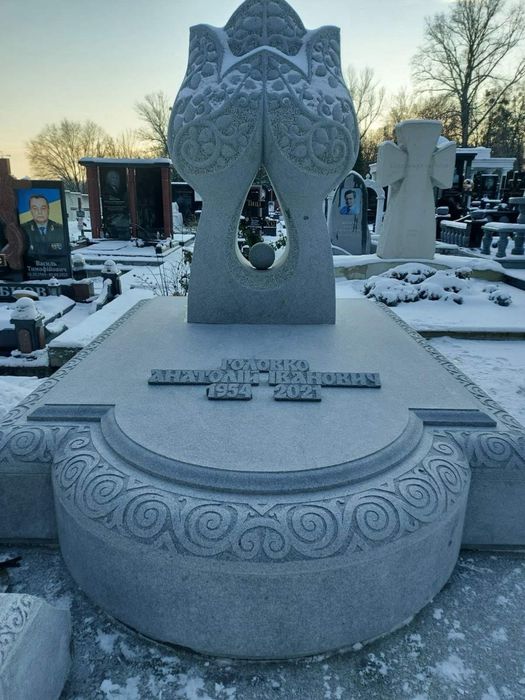 Пам'ятники з граніту, надгробні плити, виготовлення під замовлення