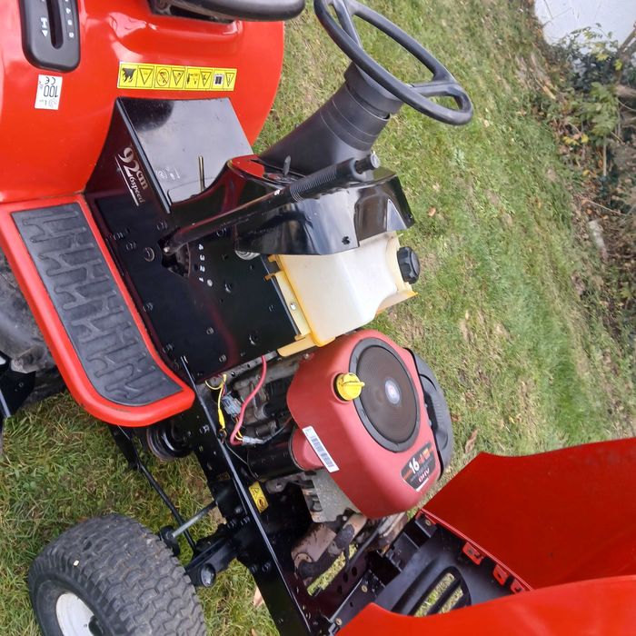 Tractor corta relva ou ervas selvagem