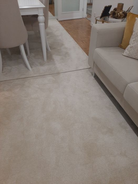 2 carpetes bege em ótimo estado