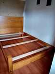Cama de madeira de casal