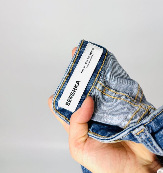 Niebieskie jeansy z rozszerzaną nogawką S 36 Bershka