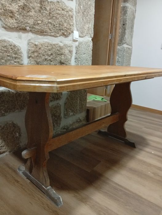 Mesa em pinho a precisar de arranjo