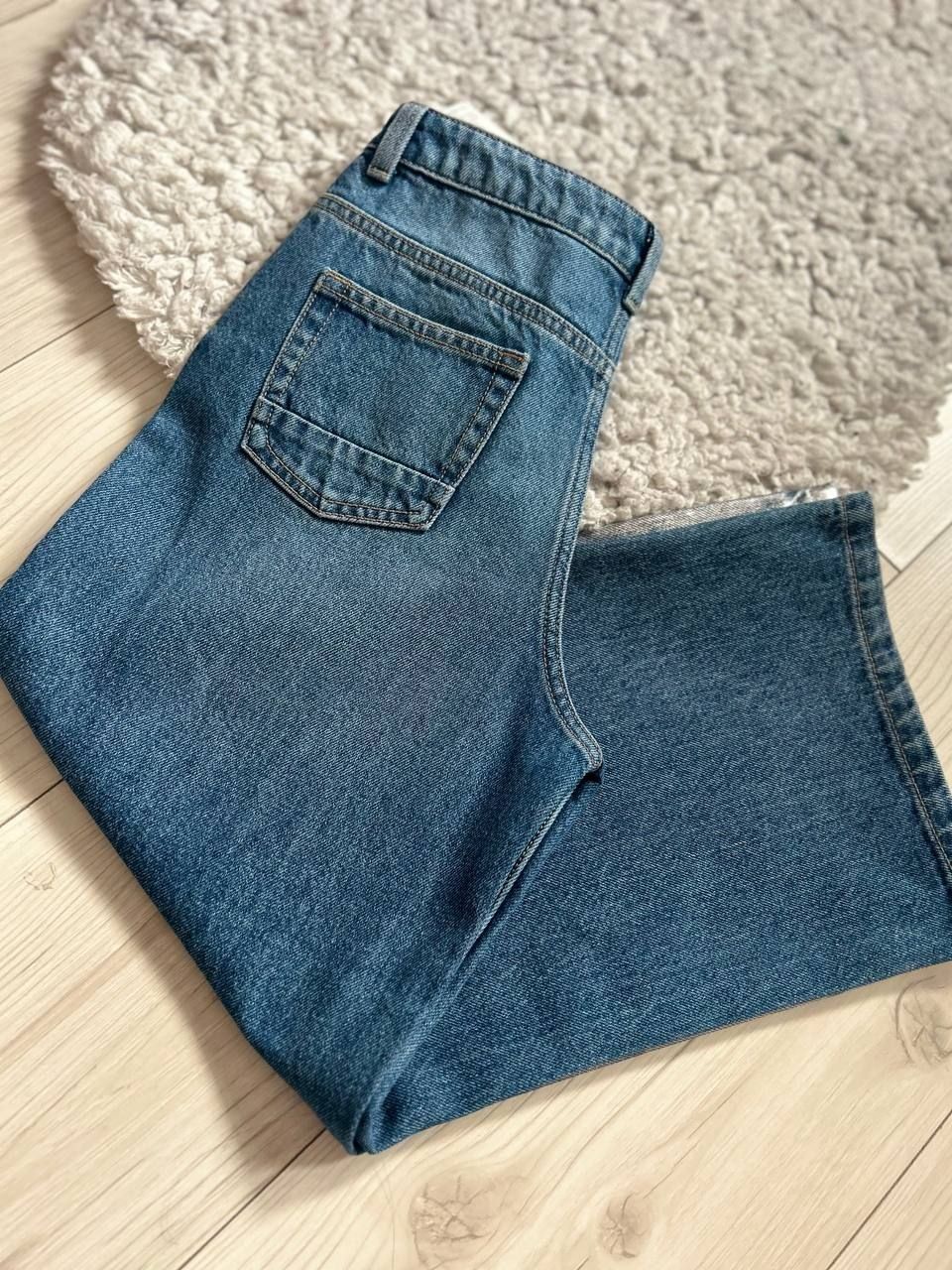 Нові джинси для дівчинки 9-10 років у цікавому дизайні з посрібленням.
