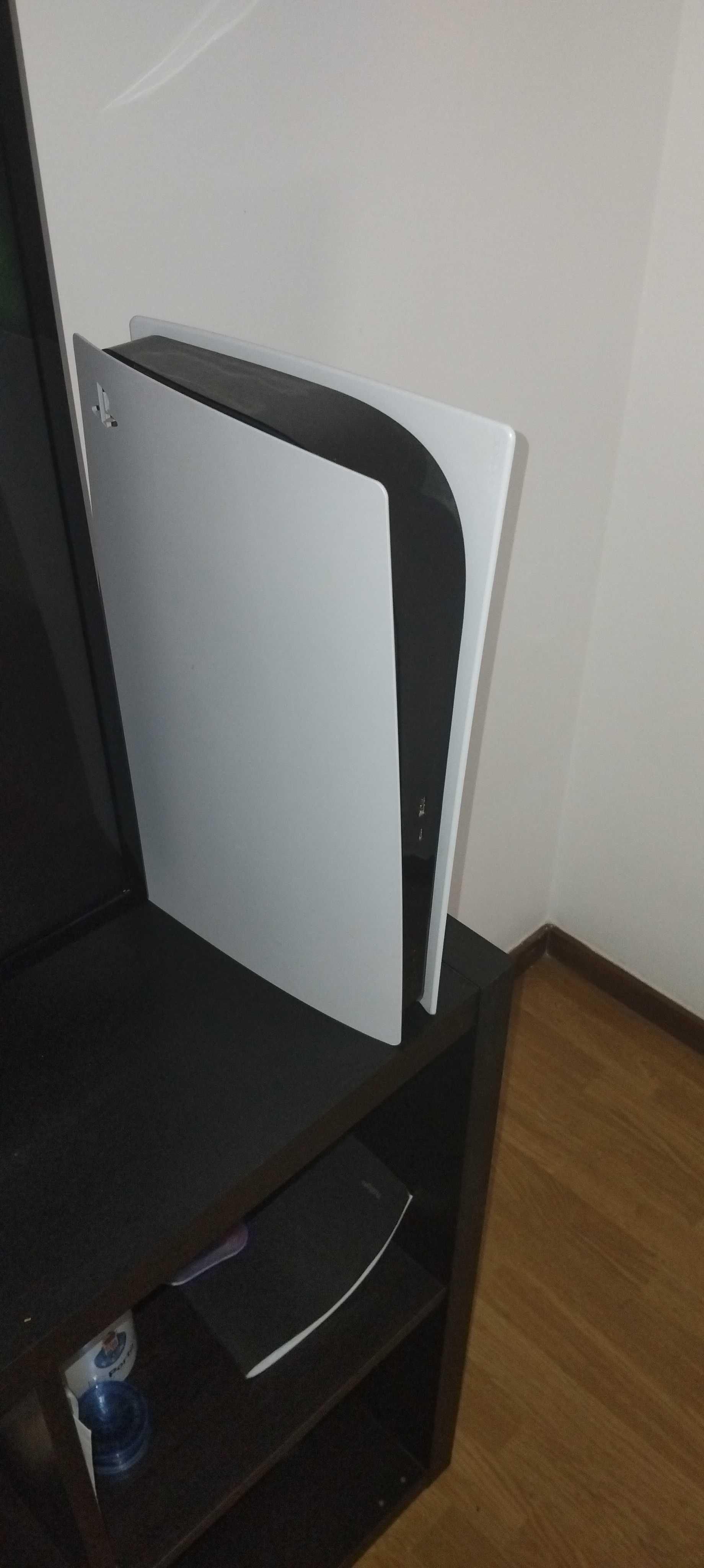 Vendo PS5 e PS4 com comandos PS4