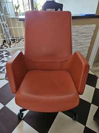 Krzeslo obrotowe Bejotl skórzane pomarańczowe