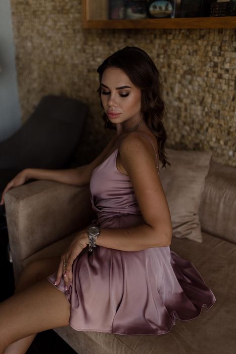 Лілова міні сукня на запах