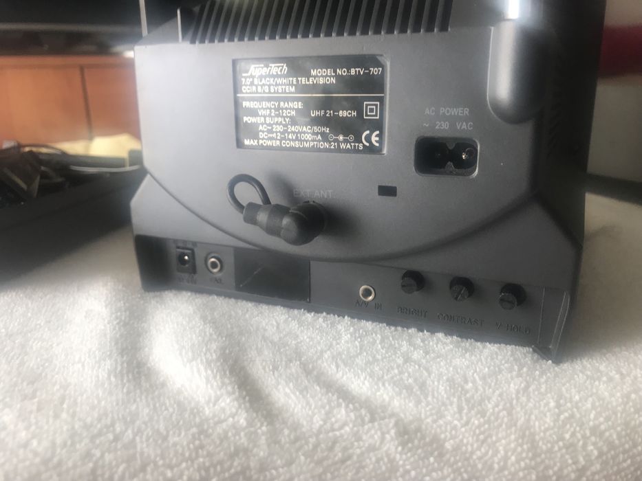 Tv pequena preto e branco