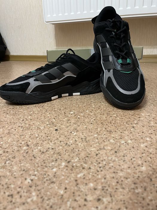 Продам кросівки Adidas
