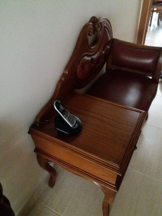 Cadeira com mesa de telefone