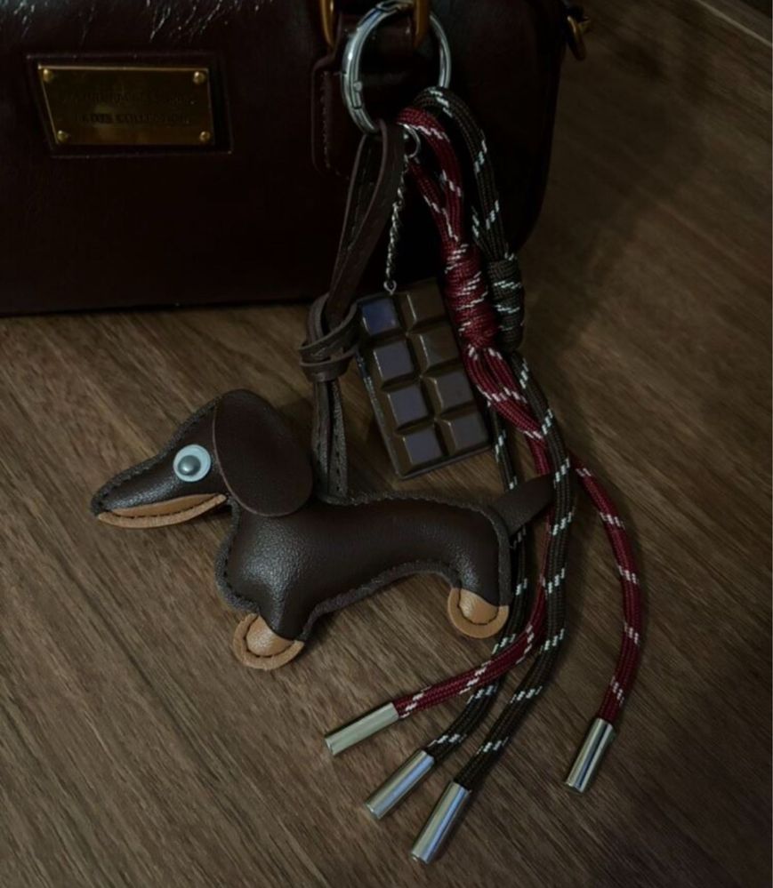 Brelok Jamnik z PVC - Kawowy Brazowy Charm do Kluczy i Toreb