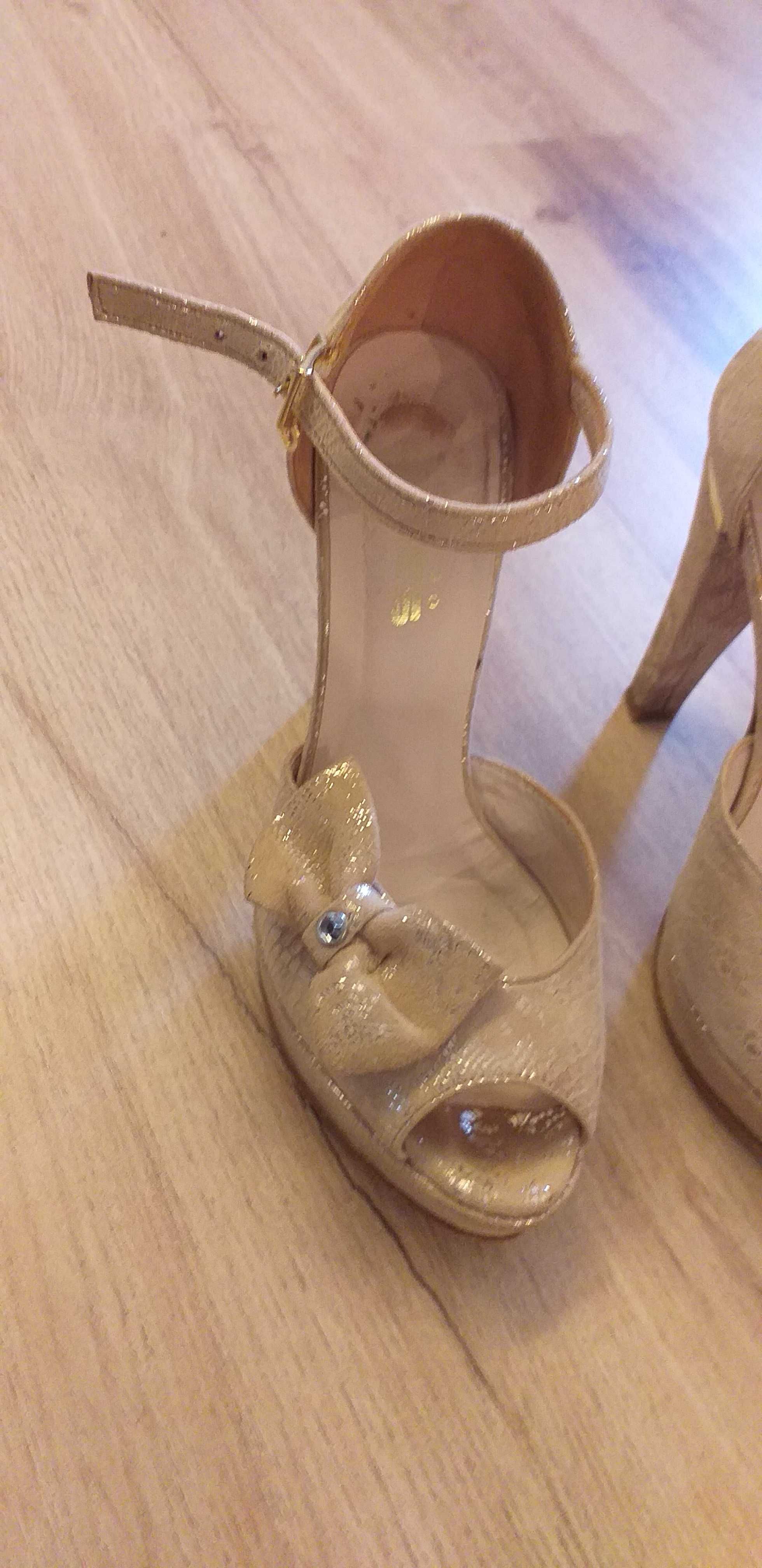 Sapatos dourados cerimónia