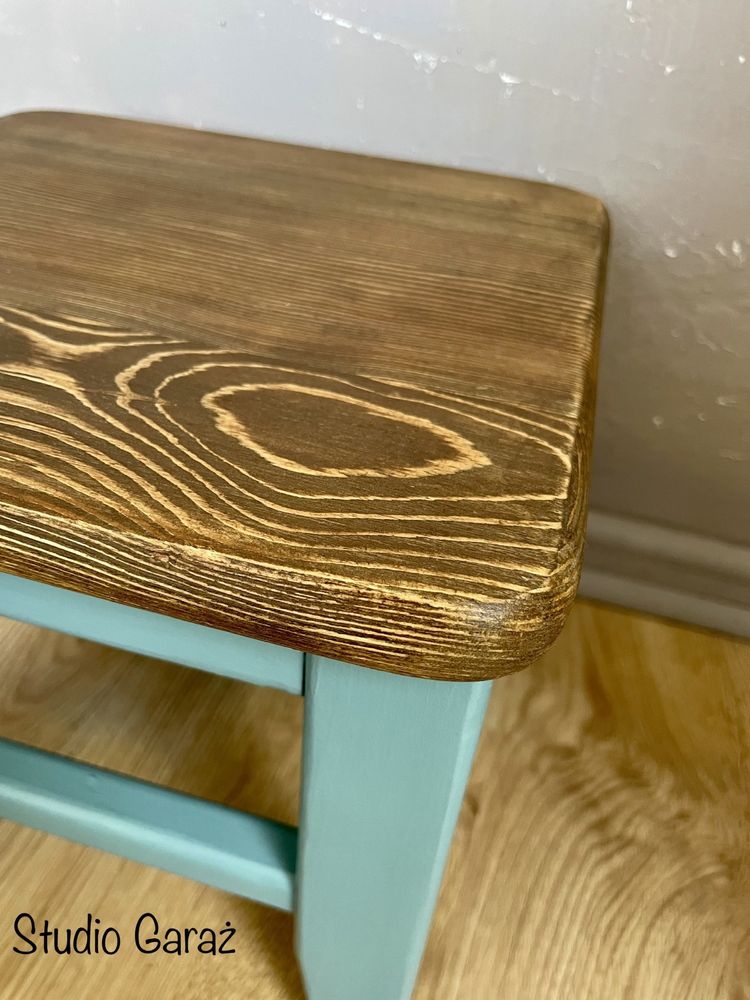 Piękny drewniany stolek/taboret