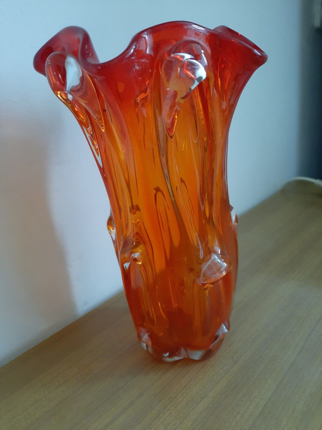 Ciekawy szklany wazon