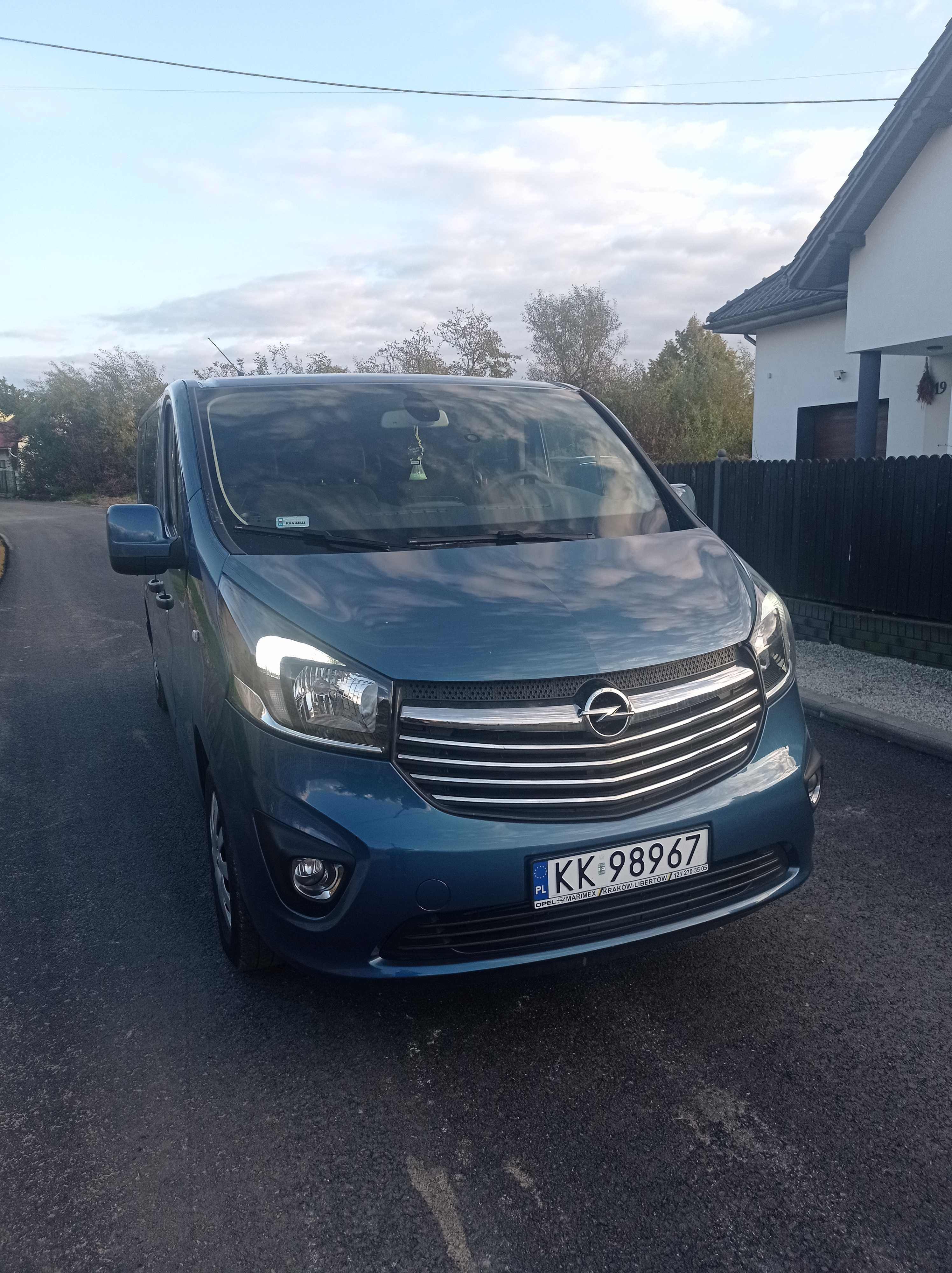 Wynajem Bus 9 osobowy Opel Vivaro Long