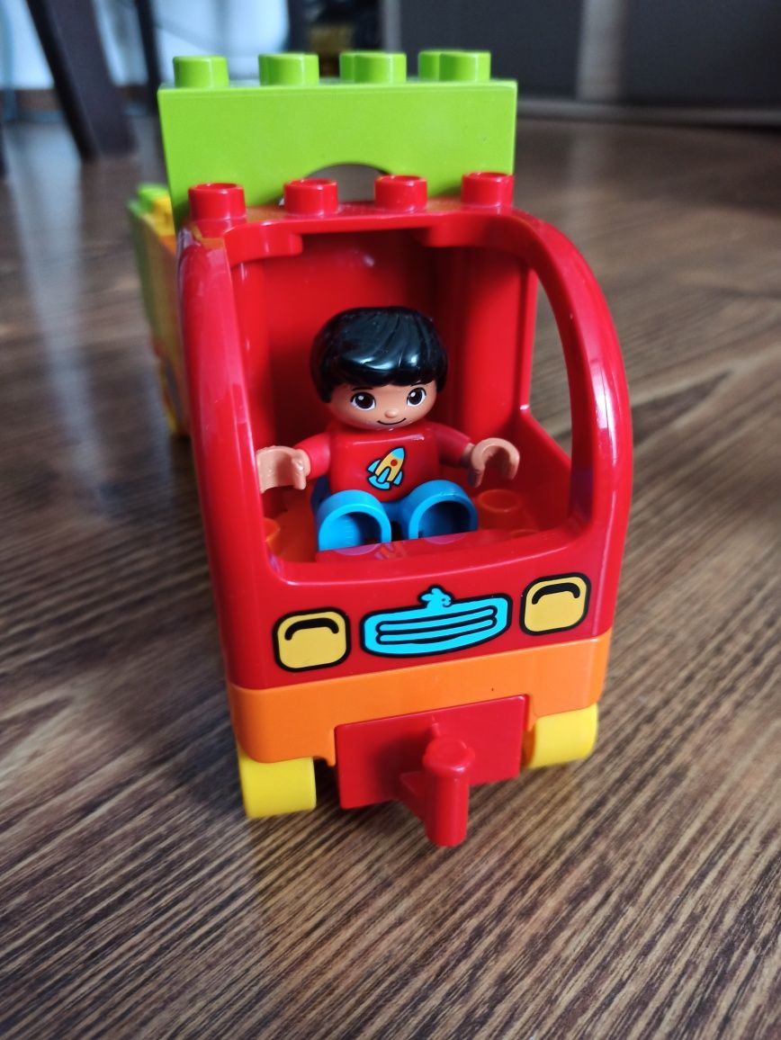 LEGO Duplo, samochodzik z przyczepą i towarem