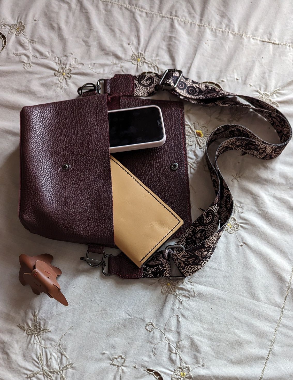 Минималистичная кожаная женская сумка  ручной работы
