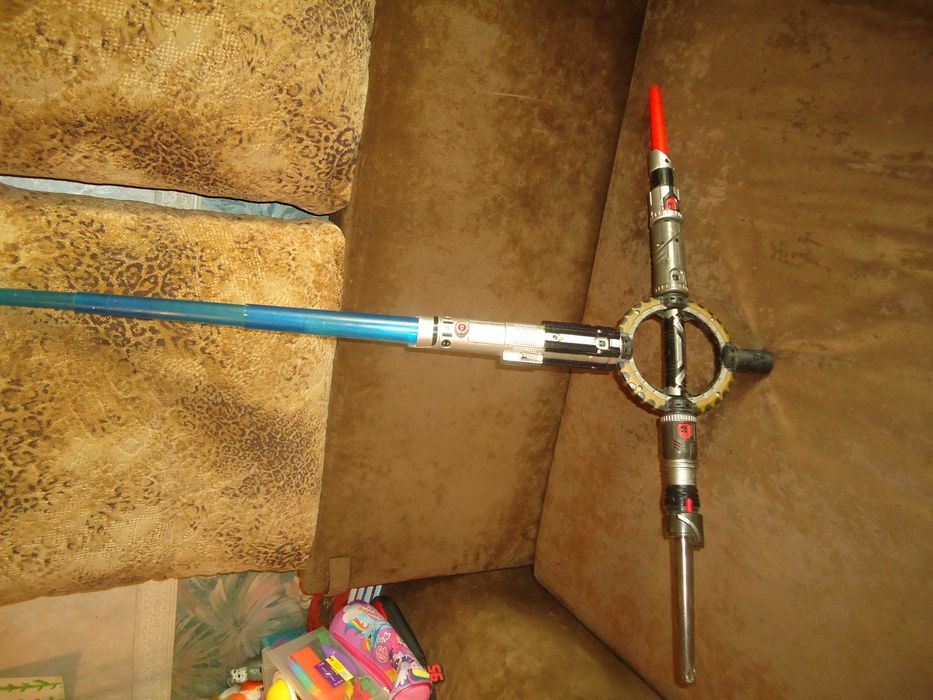 Меч джедая большой состоит из 3. Свет и звук. hasbro