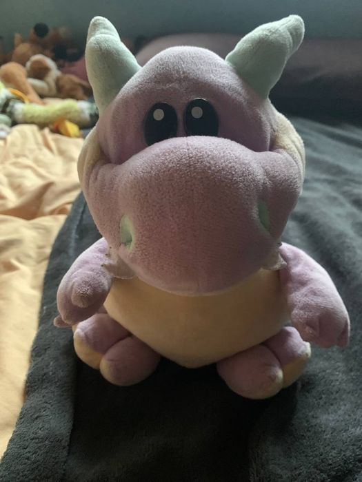 М'яка іграшка в вигляді дракону