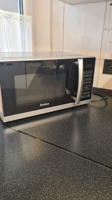 Mikrofala Amica  700W
