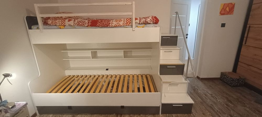 Łóżko piętrowe ze schodami