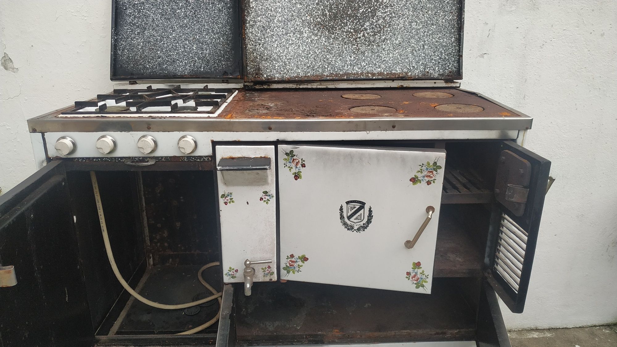 Fogão antigo a gás e a lenha com forno