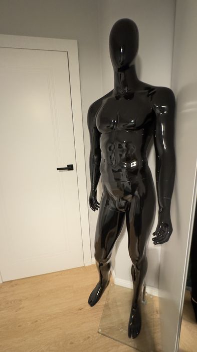 Manekin czarny jak nowy! Bardzo mało używany!