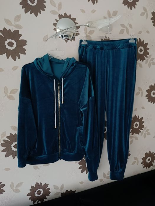 Dres welurowy z kapturem