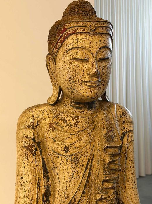 Estátua de Buda. Feita de madeira. Antigo.