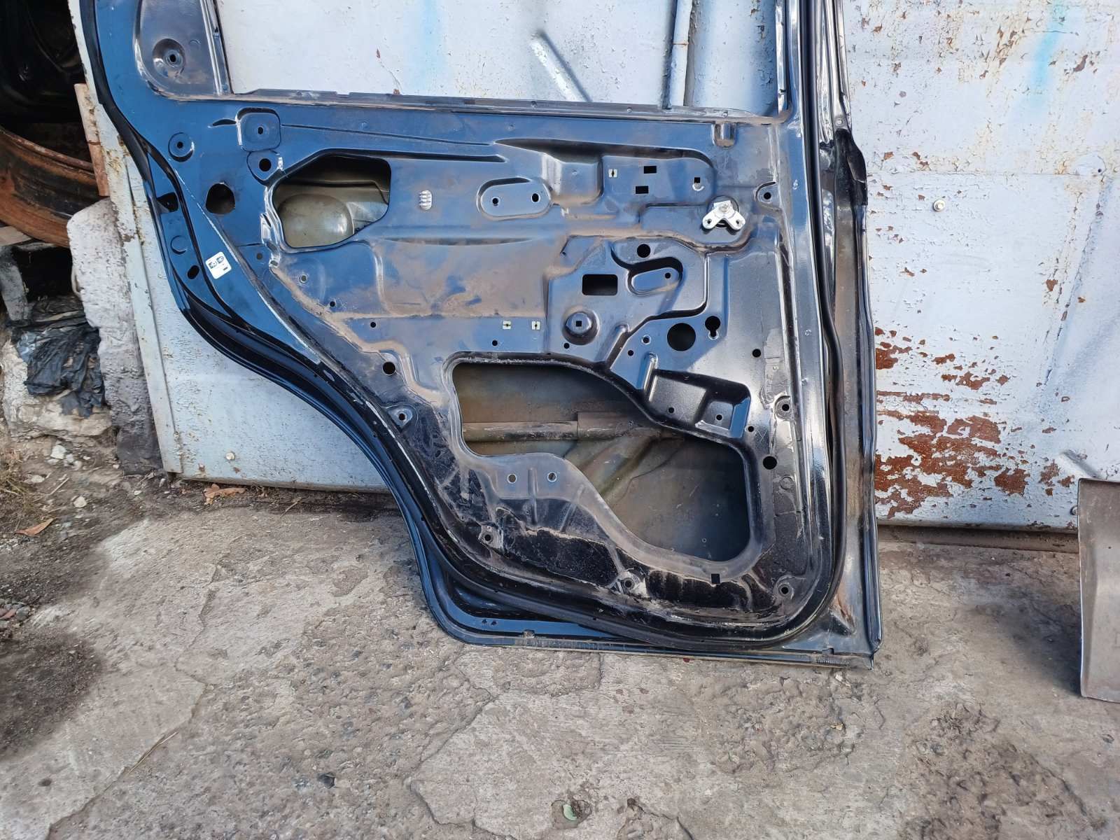 Задняя дверь шевроле авео Т250 под ремонт.
