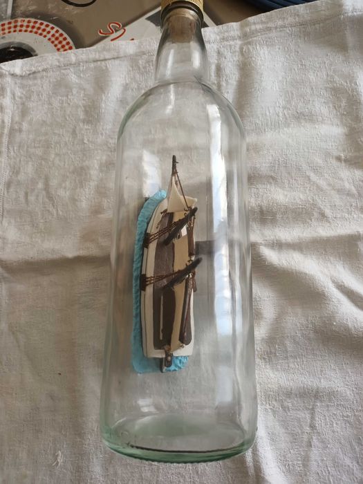 Barco a Velas Dentro de Garrafa de Vidro