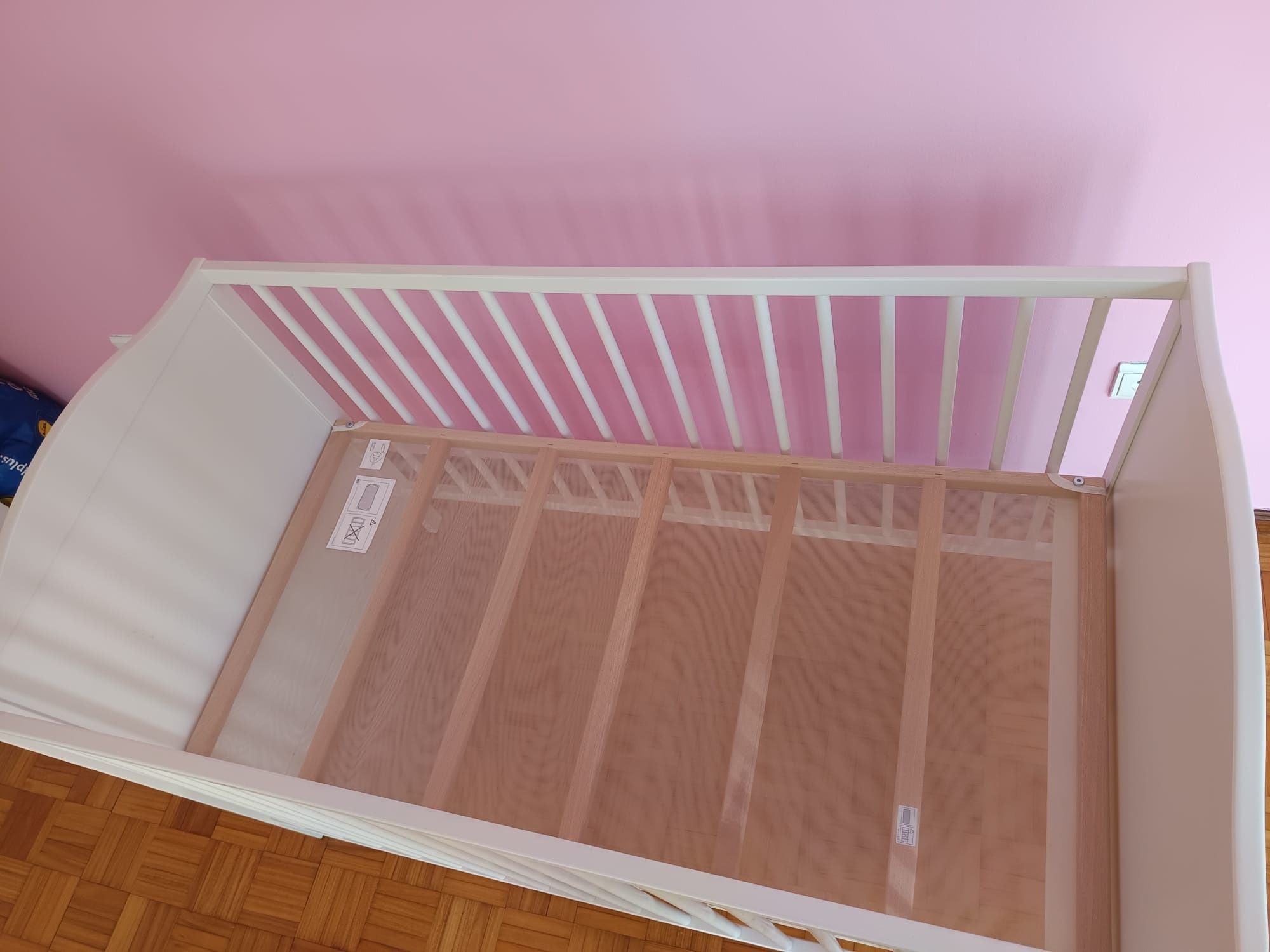 Cama de bebê branca