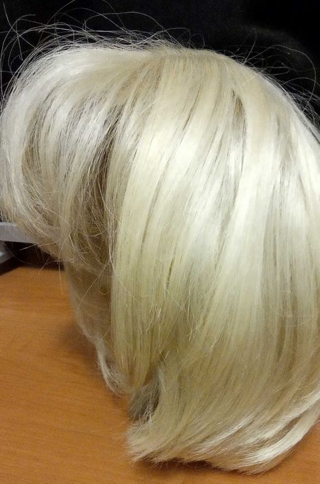 парик каре  блондинка .