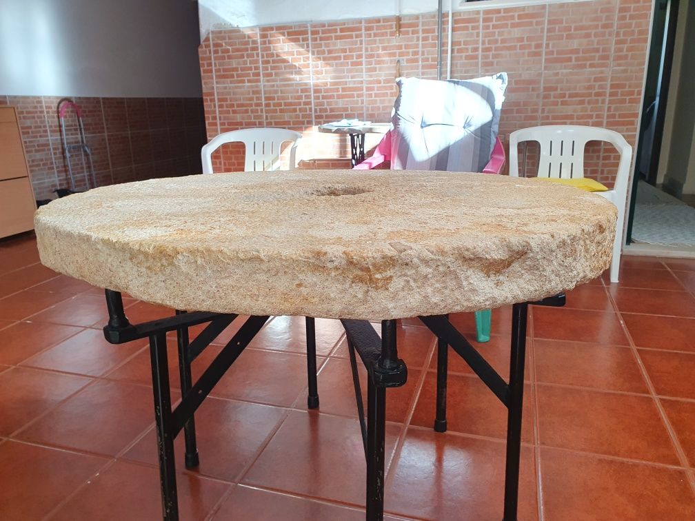 Pedra de moinho com perto de 100 anos.