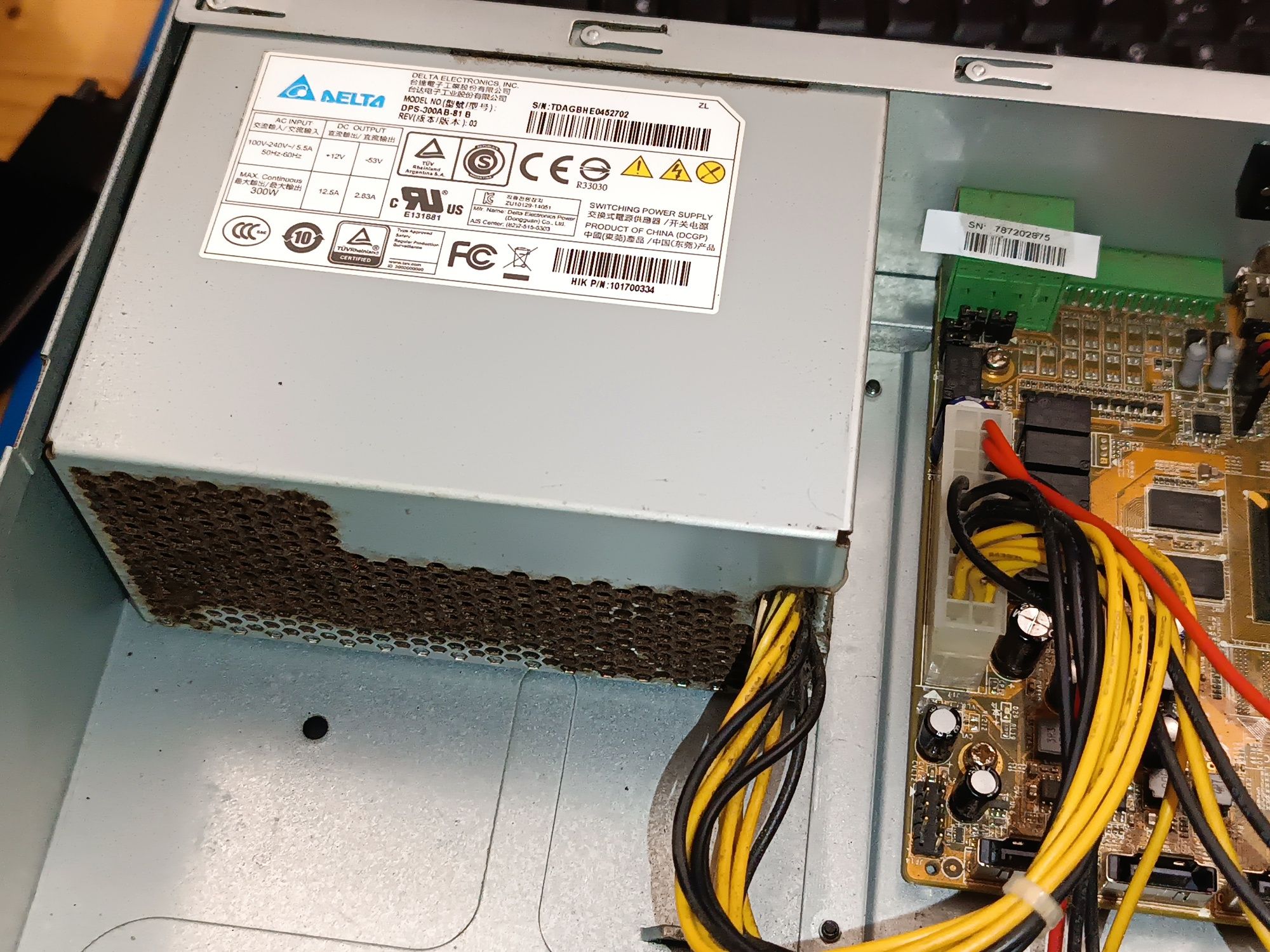 Hikvision NVR DS-7716NI-K4/16P (Avariado)