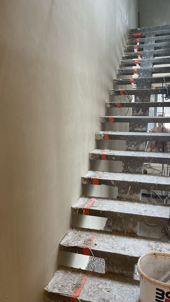 Tynki cementowo-wapienne ładnie wyglądają na ścianie.