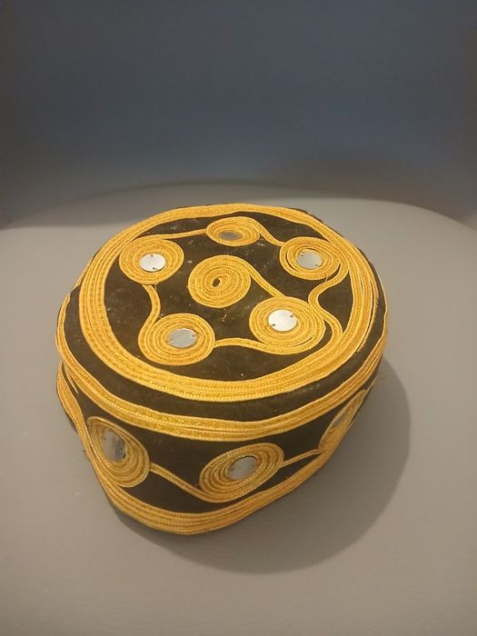 Czarno zlote turkmenskie nakrycie głowy