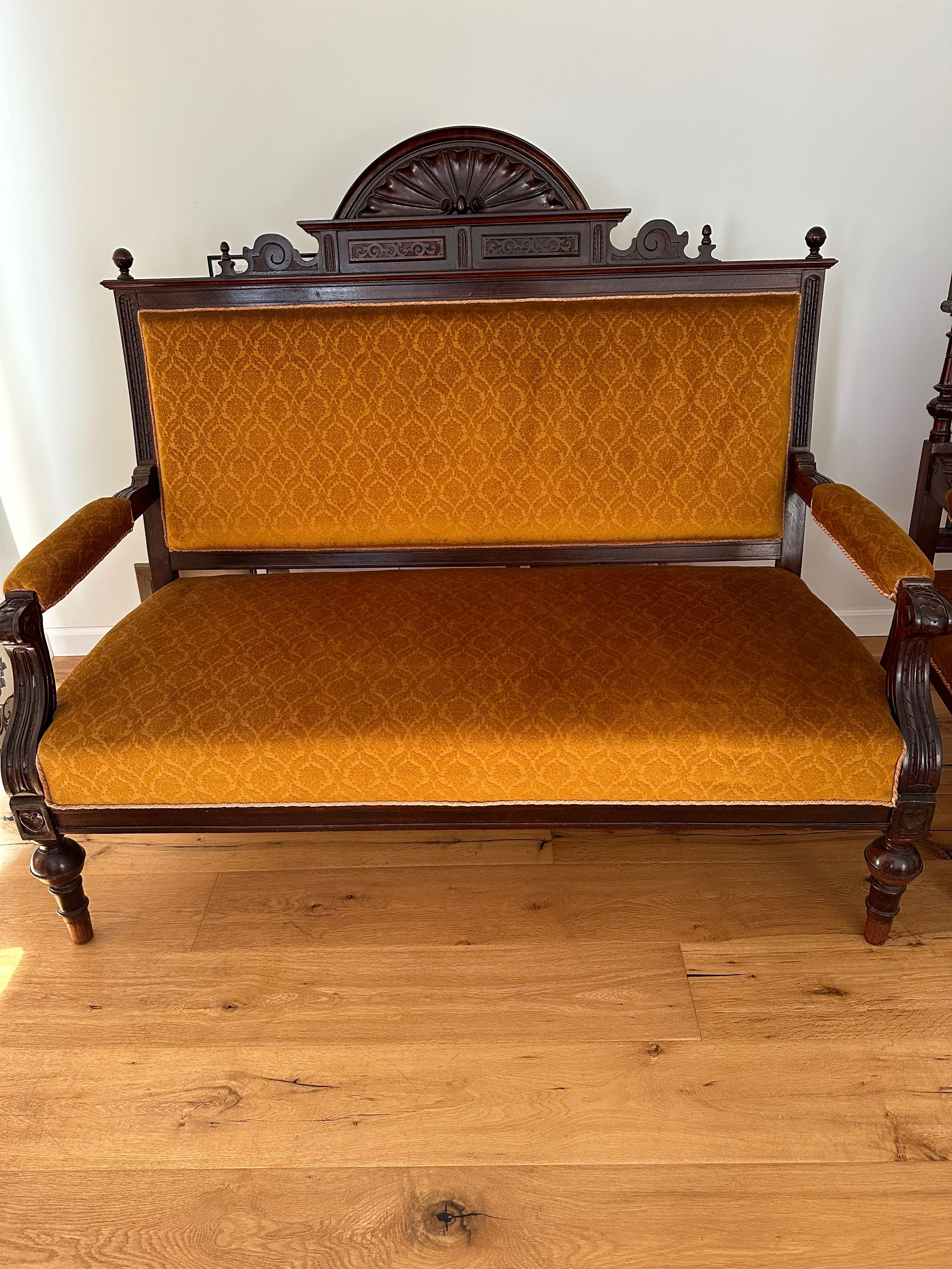 Eklektyczny miodowy komplet. Sofa+2 fotele+2 krzesła