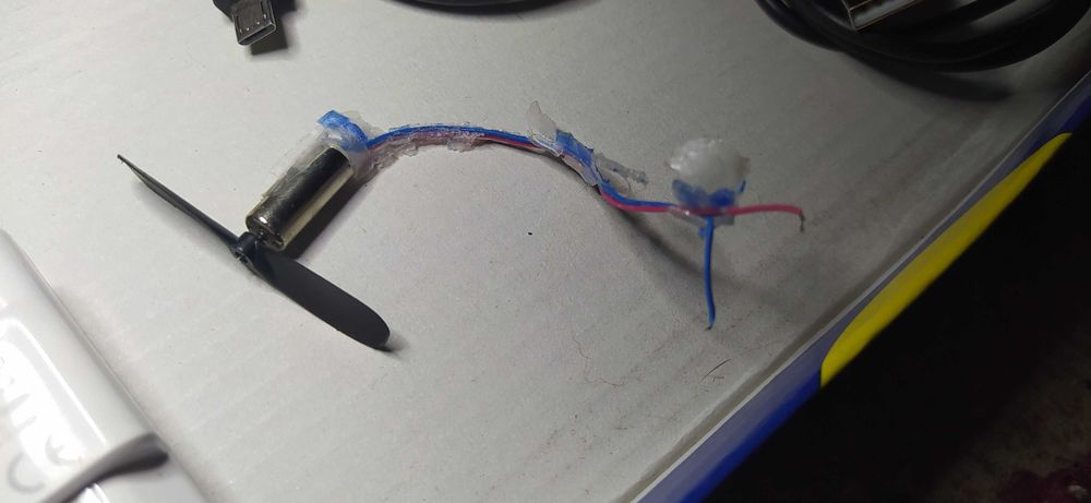 Лот электроники, шнуры зарядки, зарядные устройства, блютуз гарнитура