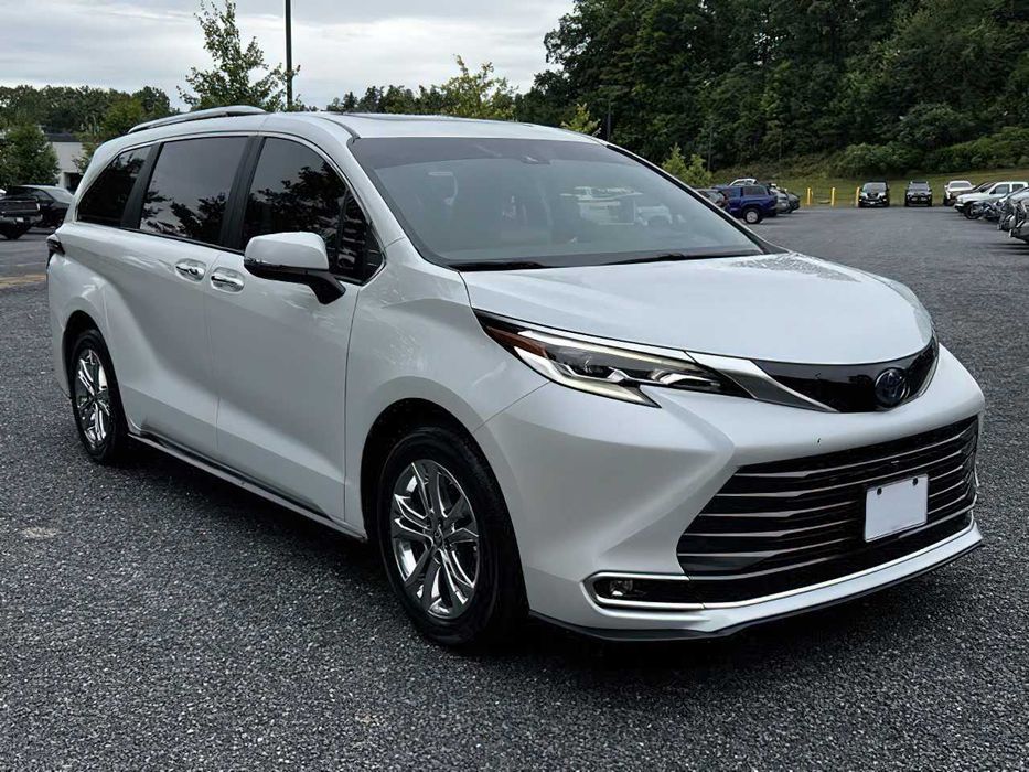 2023 Toyota Sienna Platinum 7-Passenger