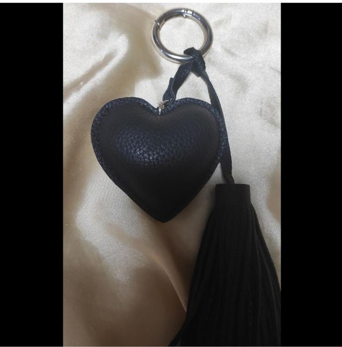 Брелок сердечко в каміньцях з кісточкою