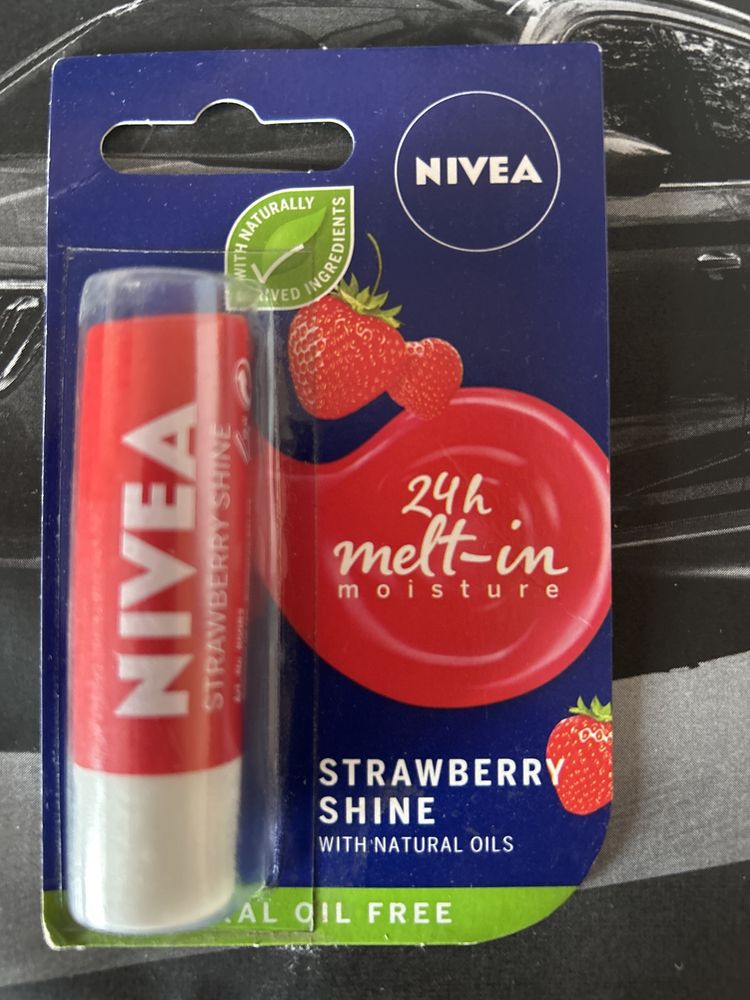 Pielęgnująca pomadka do ust Strawberry Shine NIVEA