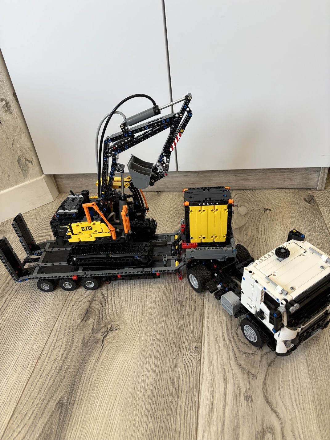 Лего LEGO Technic вантажівка Volvo