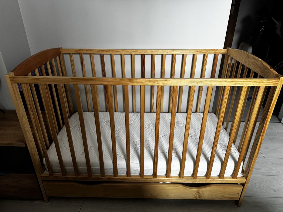 Łóżeczko dziecięce drewniane z szufladą